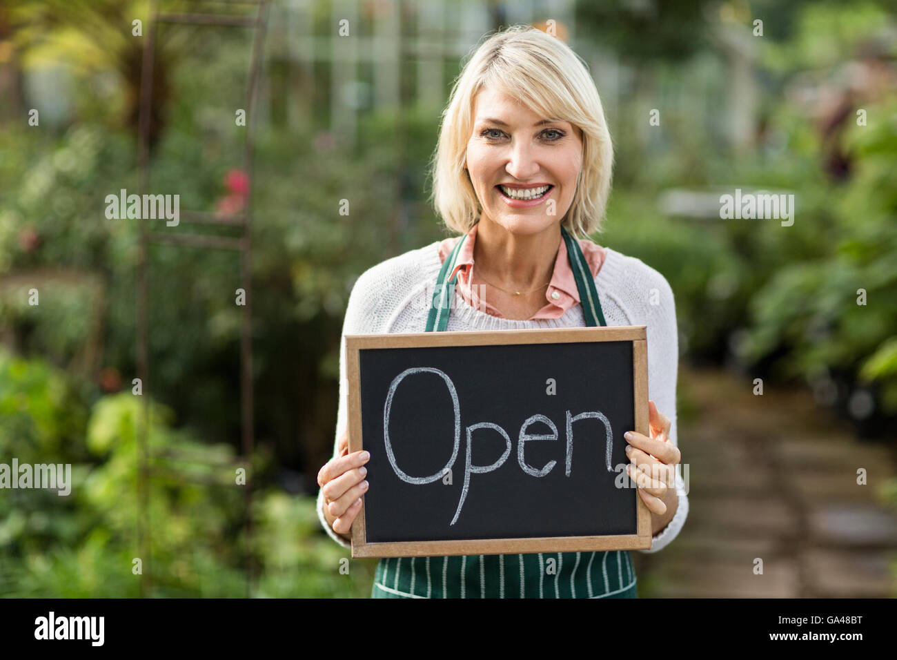 Woman holding sign outdoors hi-res stock photography and images - Alamy