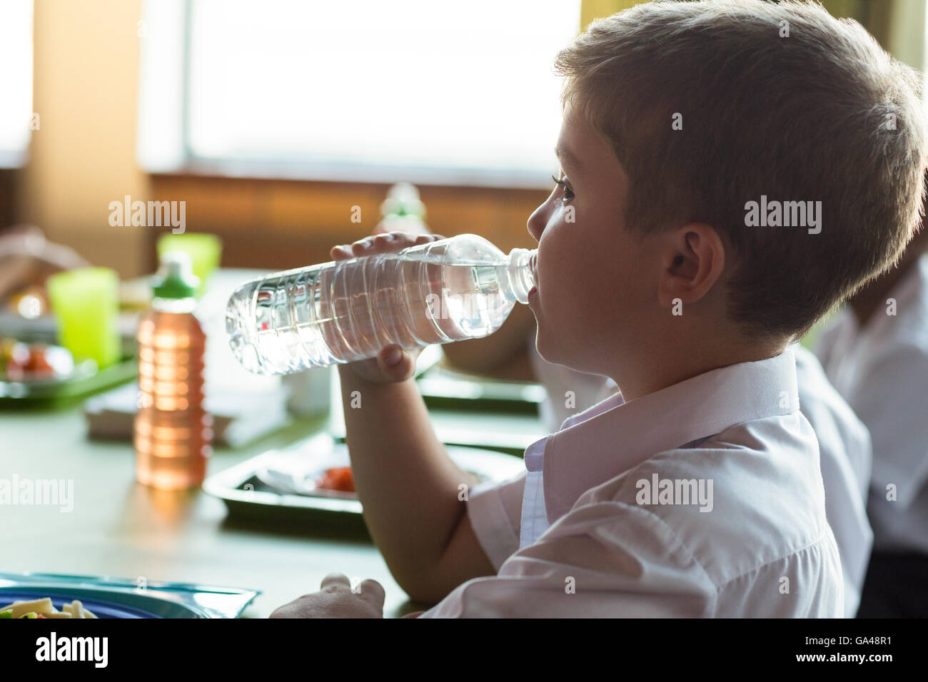 Питье. Кулер с водой в детском саду. Кулер для воды в школе. Кулер для воды для воды в школе. Вода в школьной столовой.