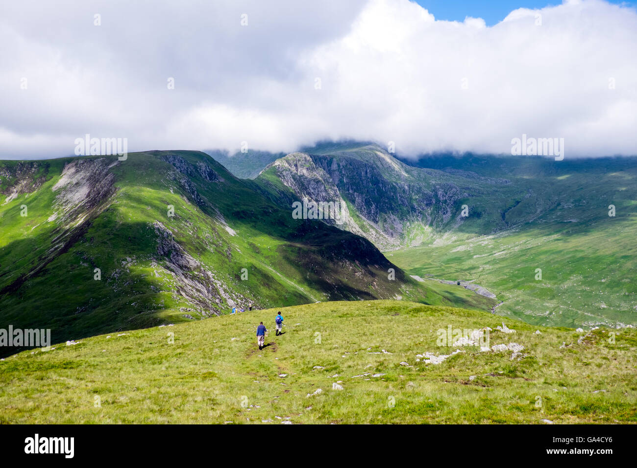 walkers on the south east ridge of Carnedd Llewelyn, Snowdonia, Wales Stock Photo
