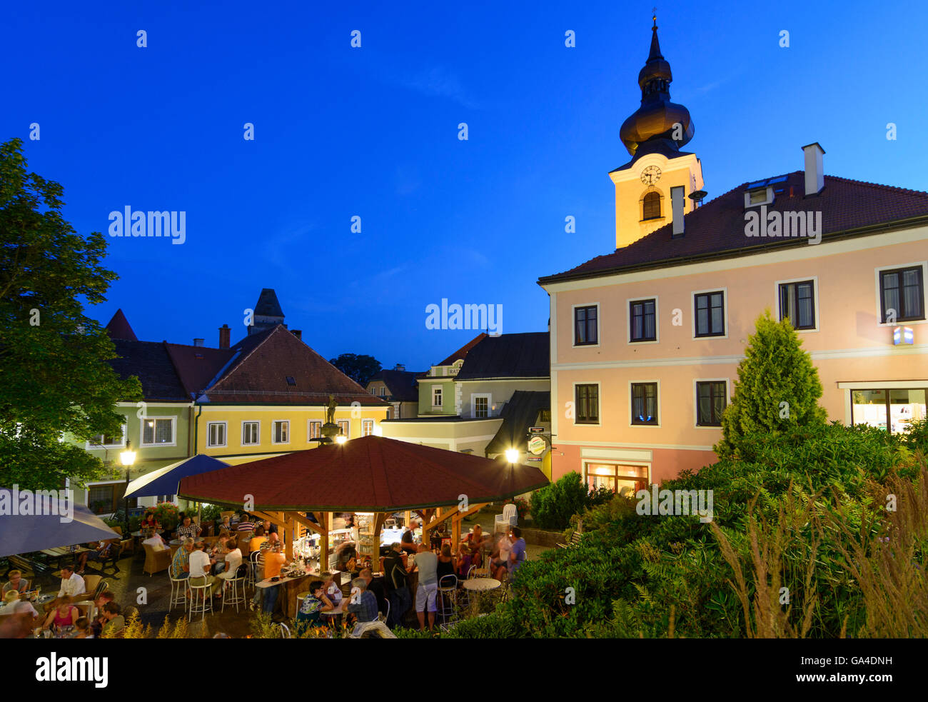 Heidenreichstein main square with the parish church, outdoor restaurant Austria Niederösterreich, Lower Austria Waldviertel Stock Photo