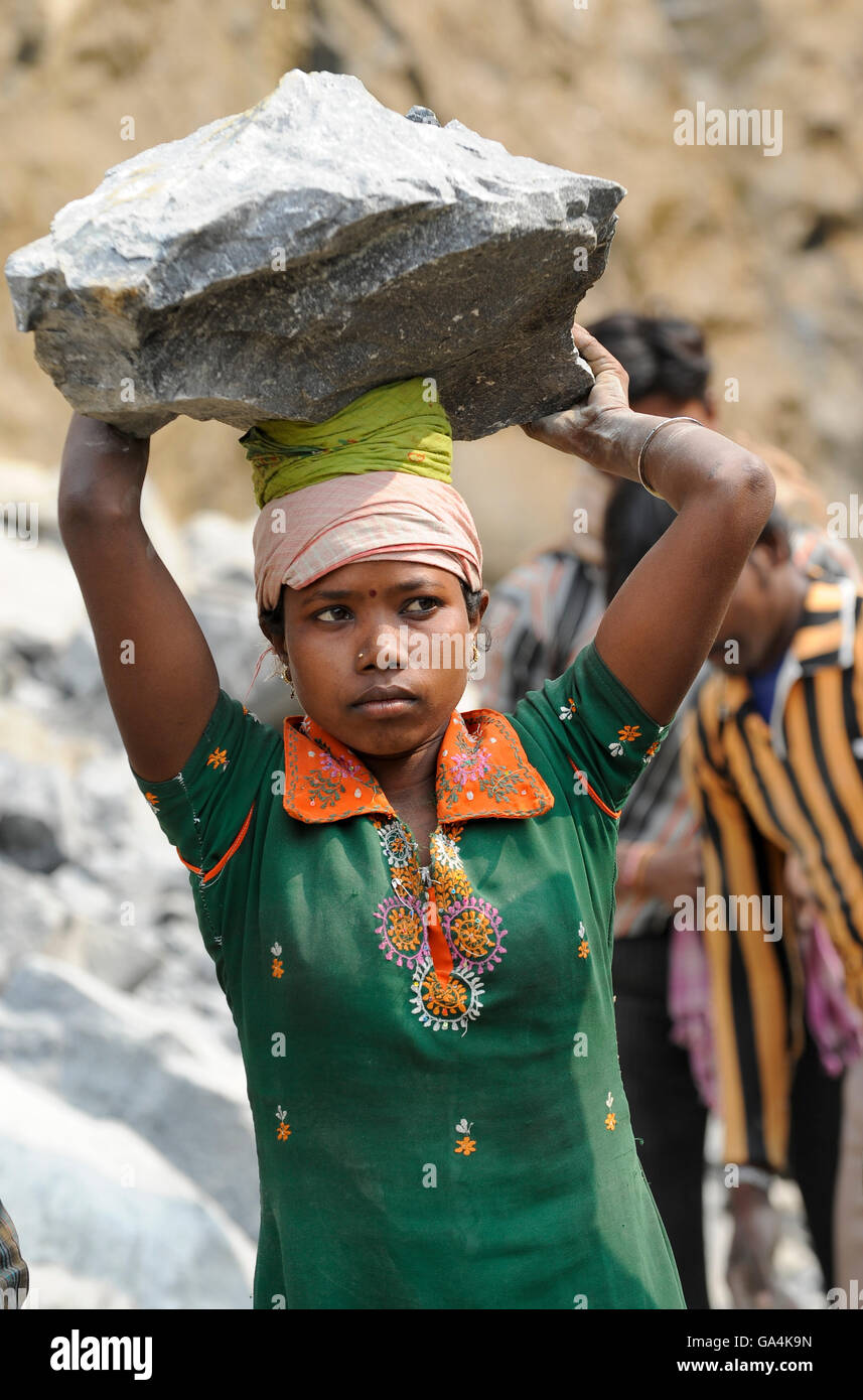 india-westbengal-worker-in-stone-quarry-near-bankura-most-of-the-women-GA4K9N.jpg