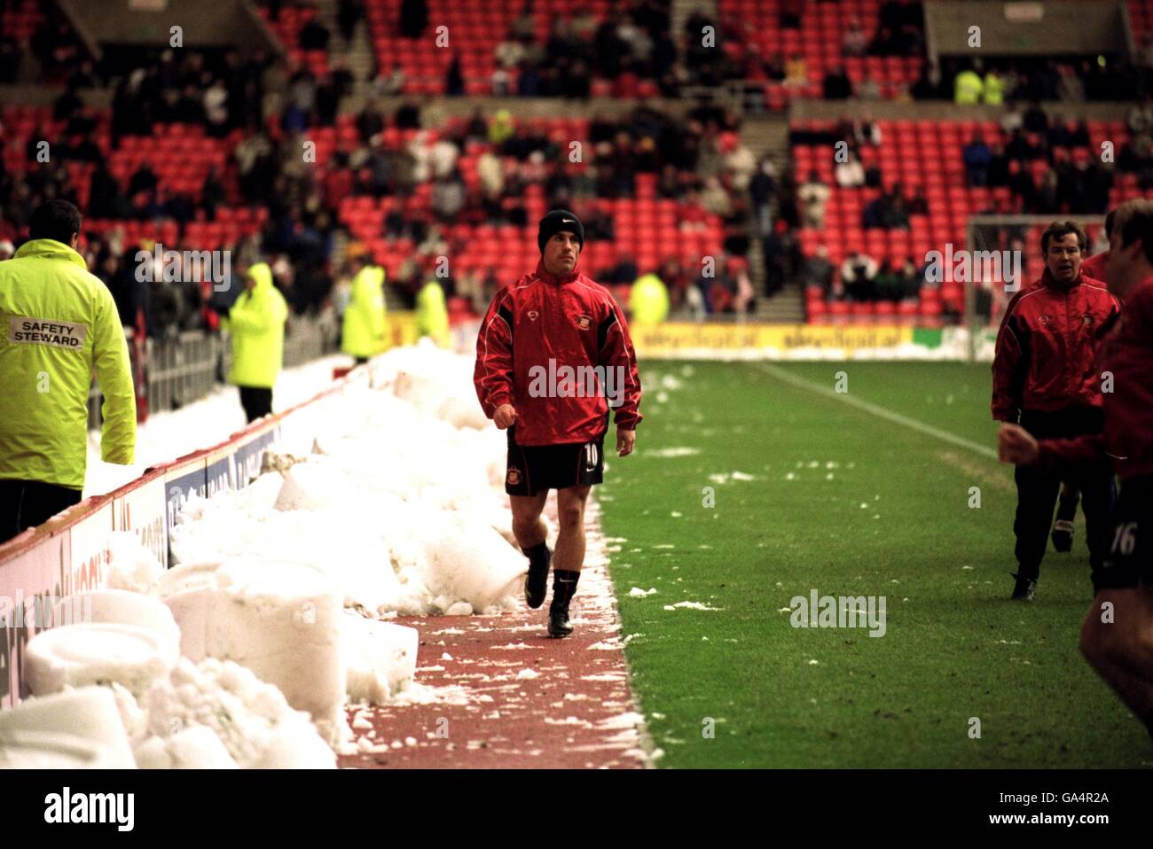 Sunderland's Kevin Phillips walks past the snow at the side of the pitch during a warm up at the Stadium of Light Stock Photo