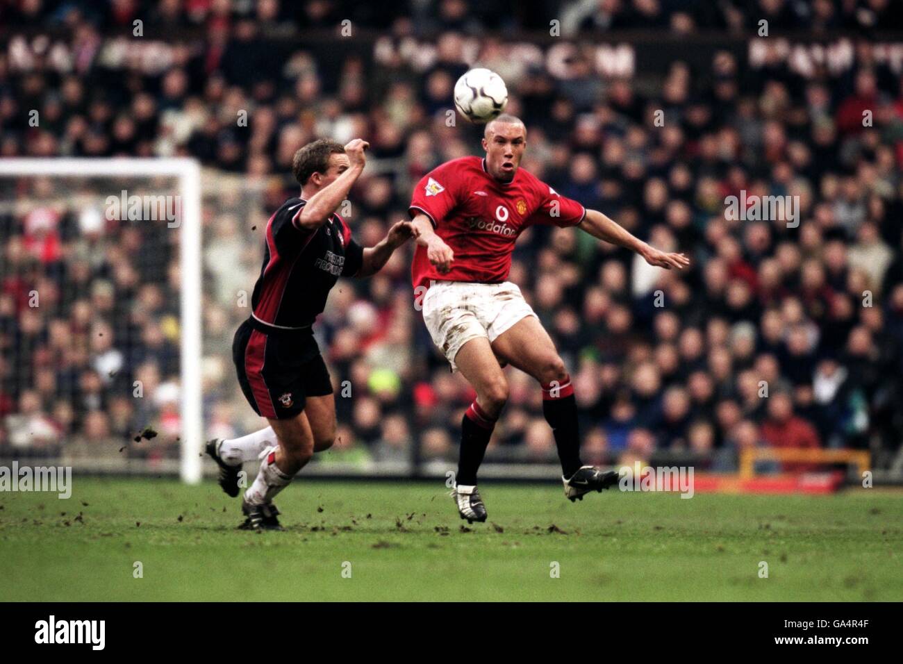 Soccer - FA Barclaycard Premiership - Manchester United v Southampton. Manchester United's Mikael Silvestre and Southampton's Kevin Davies battle for the ball Stock Photo
