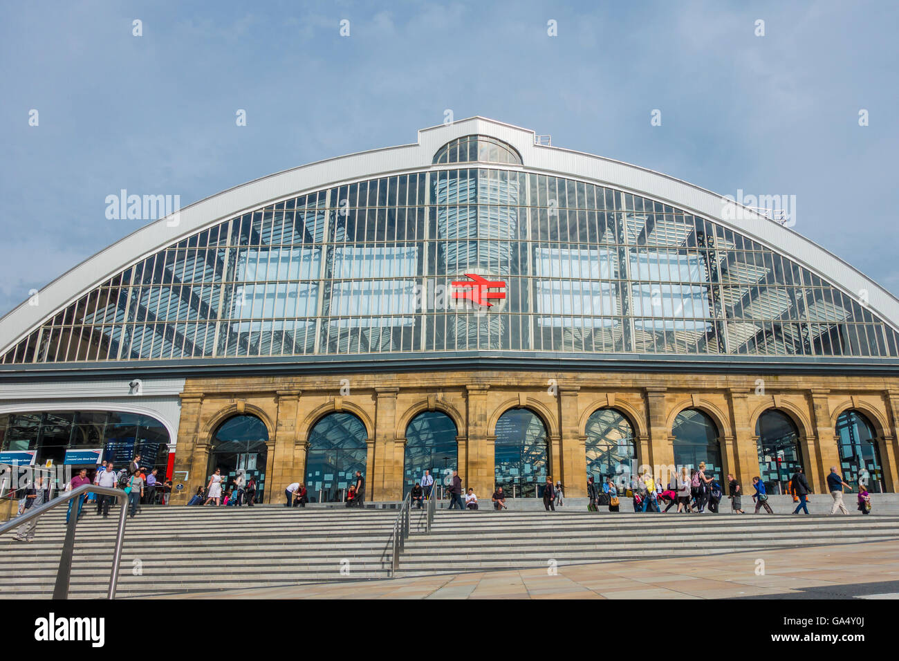 Lime street station hi-res stock photography and images - Alamy