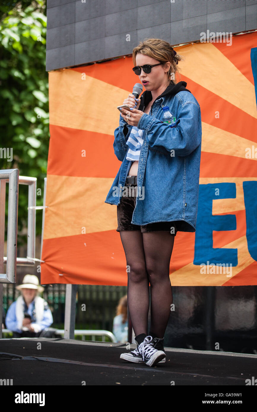 London, UK. 2nd July, 2016. Billie JD Porter, journalist and TV presenter, addresses tens of thousands of pro-EU campaigners protesting against the decision to leave the European Union in last week's referendum. Credit:  Mark Kerrison/Alamy Live News Stock Photo