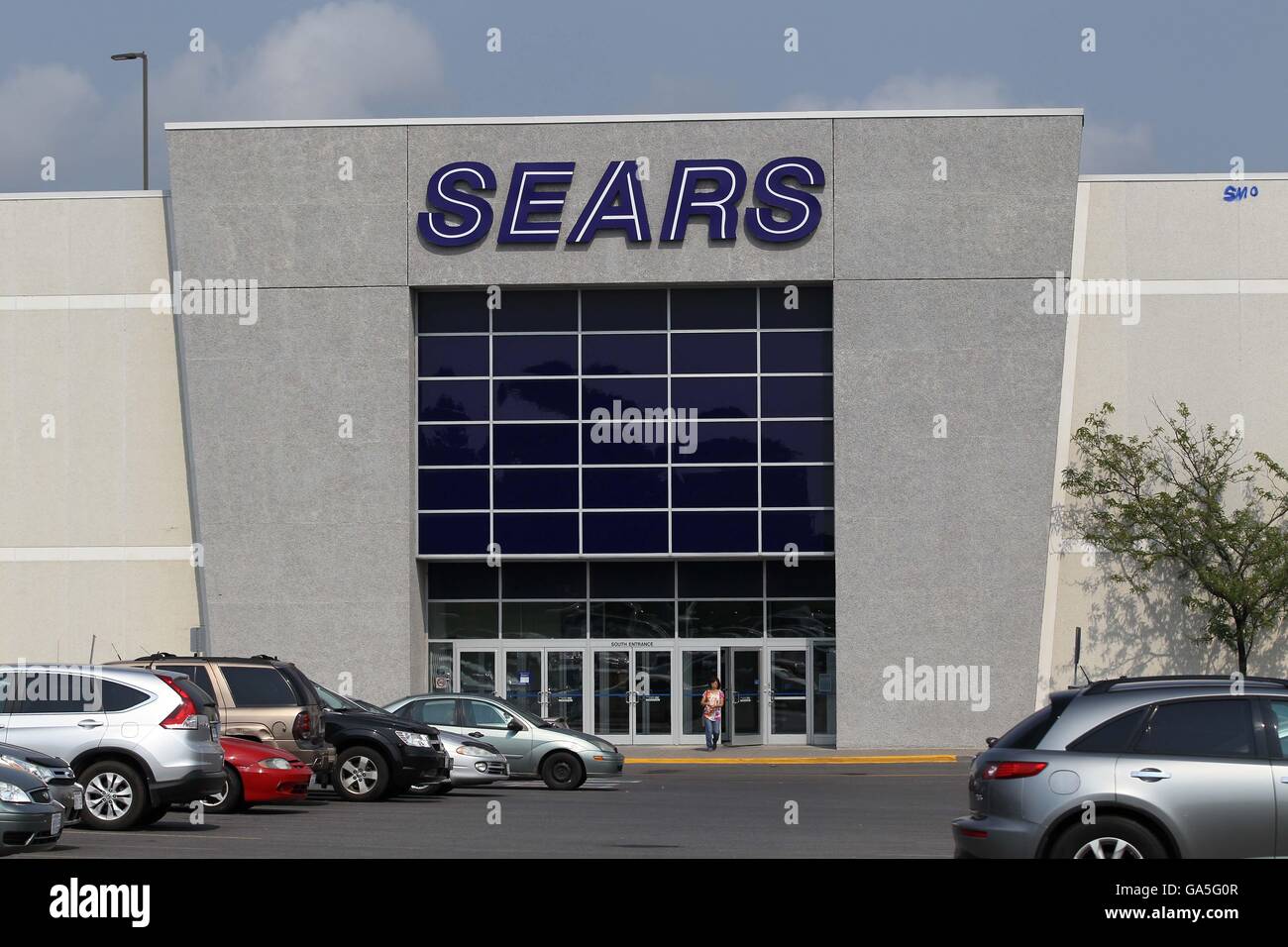 Kingston, Ontario, Canada. 1st Sep, 2015. People enter the Sears store