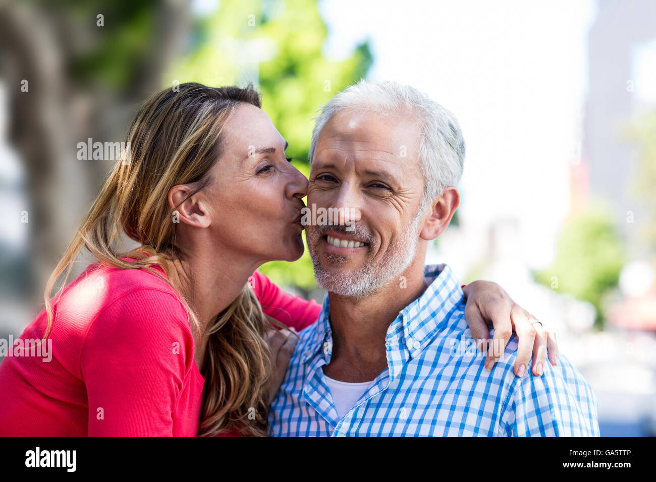 Couple man woman kissing hi-res stock photography and images - Alamy