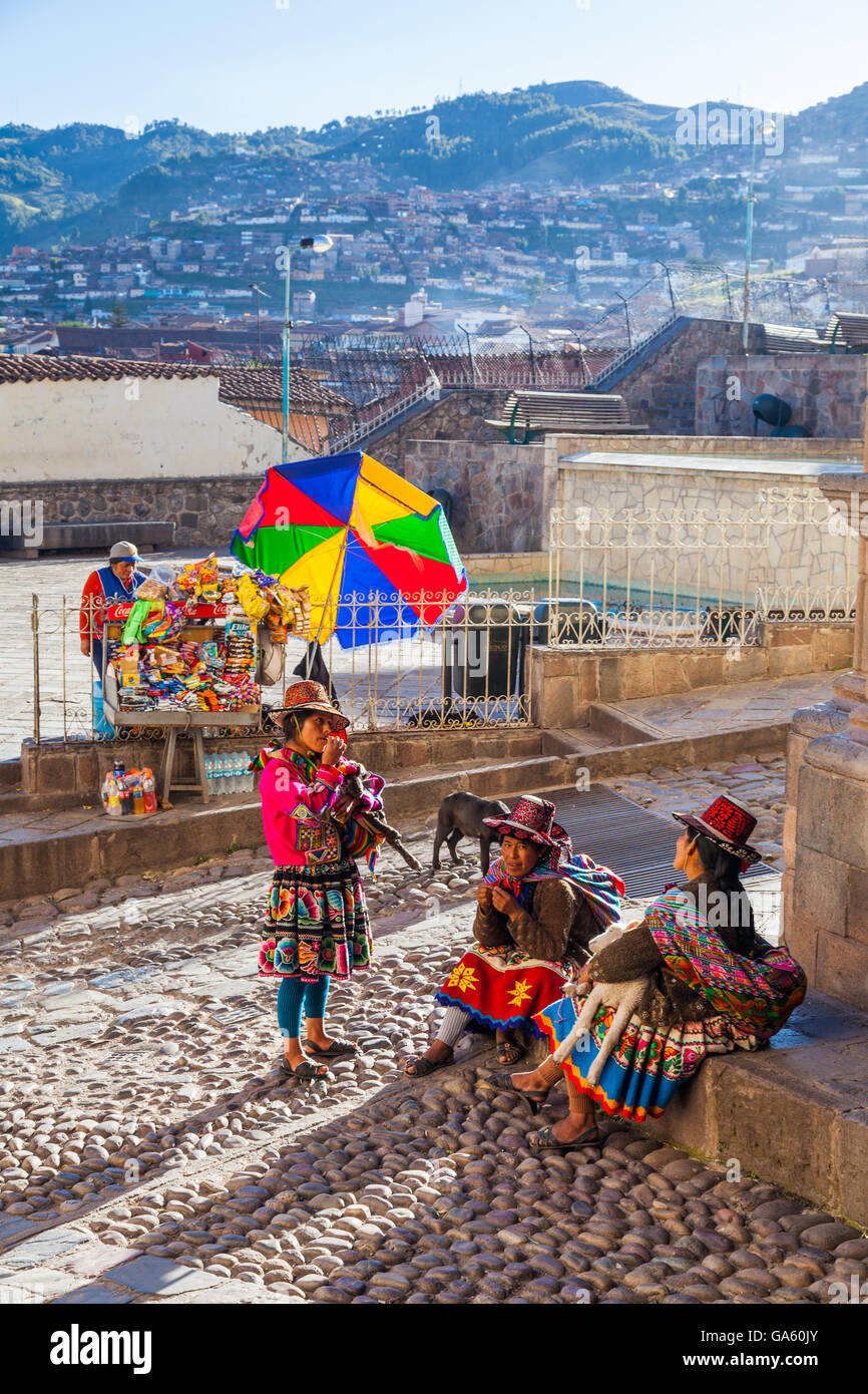 Three Peruvian women and animals at the end of the day spent posing with tourists in Cusco Stock Photo