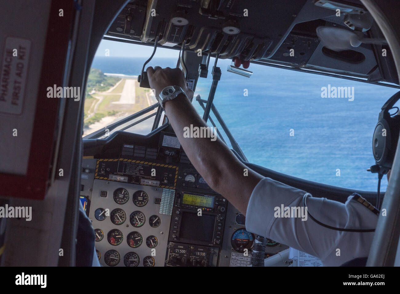 Pilot cockpit landing hi-res stock photography and images - Alamy