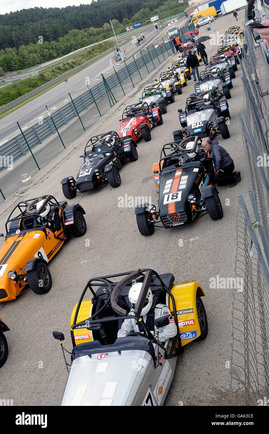 Pilots and Caterham is preparing for the race start on the grid at the ...