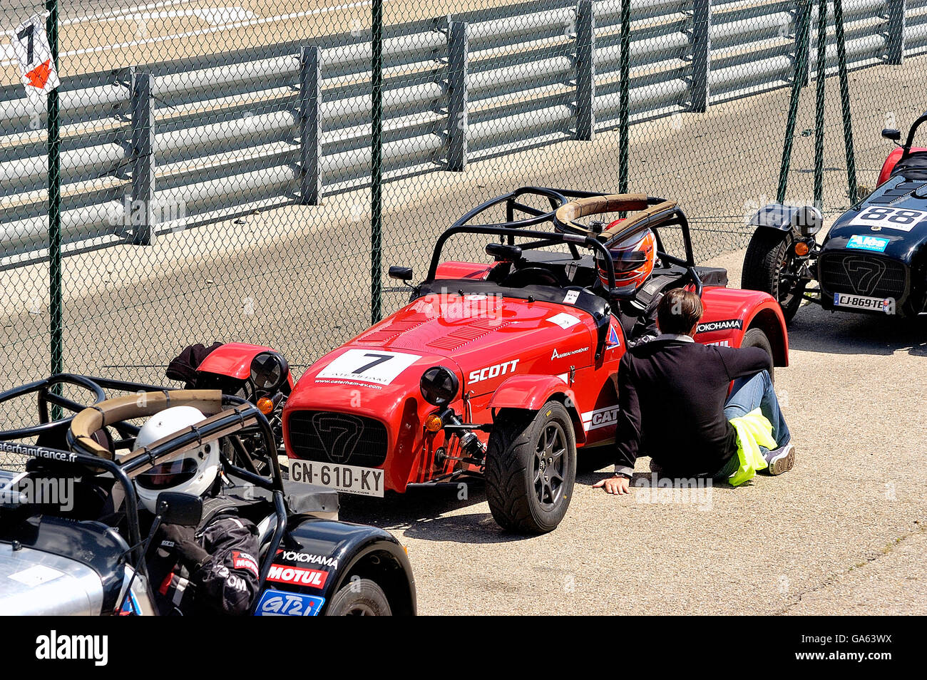 Pilots and Caterham is preparing for the race start on the grid at the ...