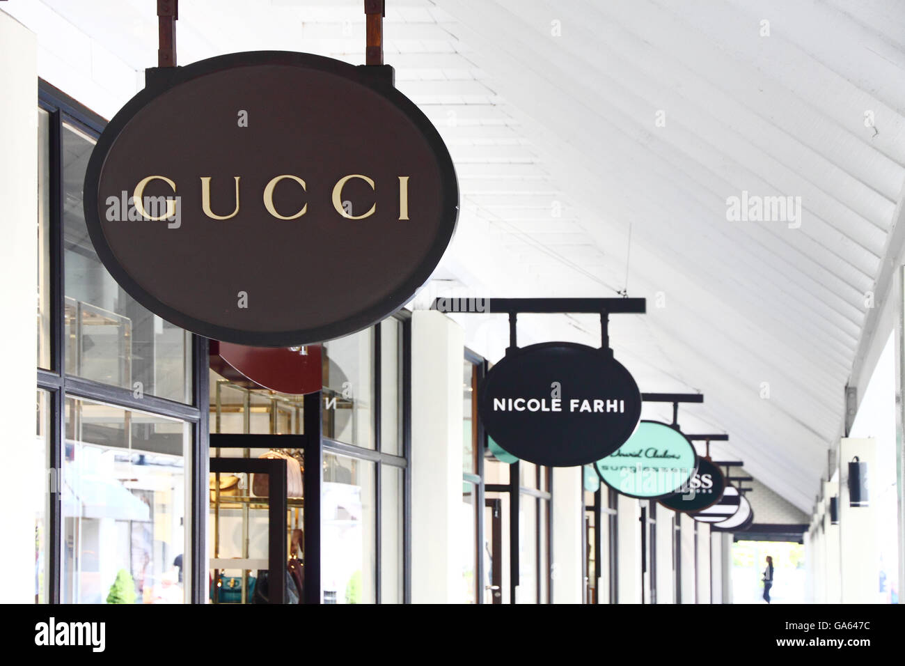 cheshire oaks gucci off 64% - online-sms.in