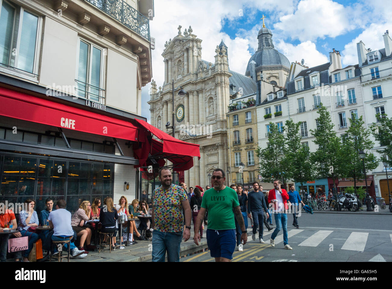 Paris, France, Busy Street Scenes, in the Marais DIstrict, People Sharing  Drinks on French Cafe Terrace with Saint Paul Church, holiday, centre paris  Stock Photo - Alamy