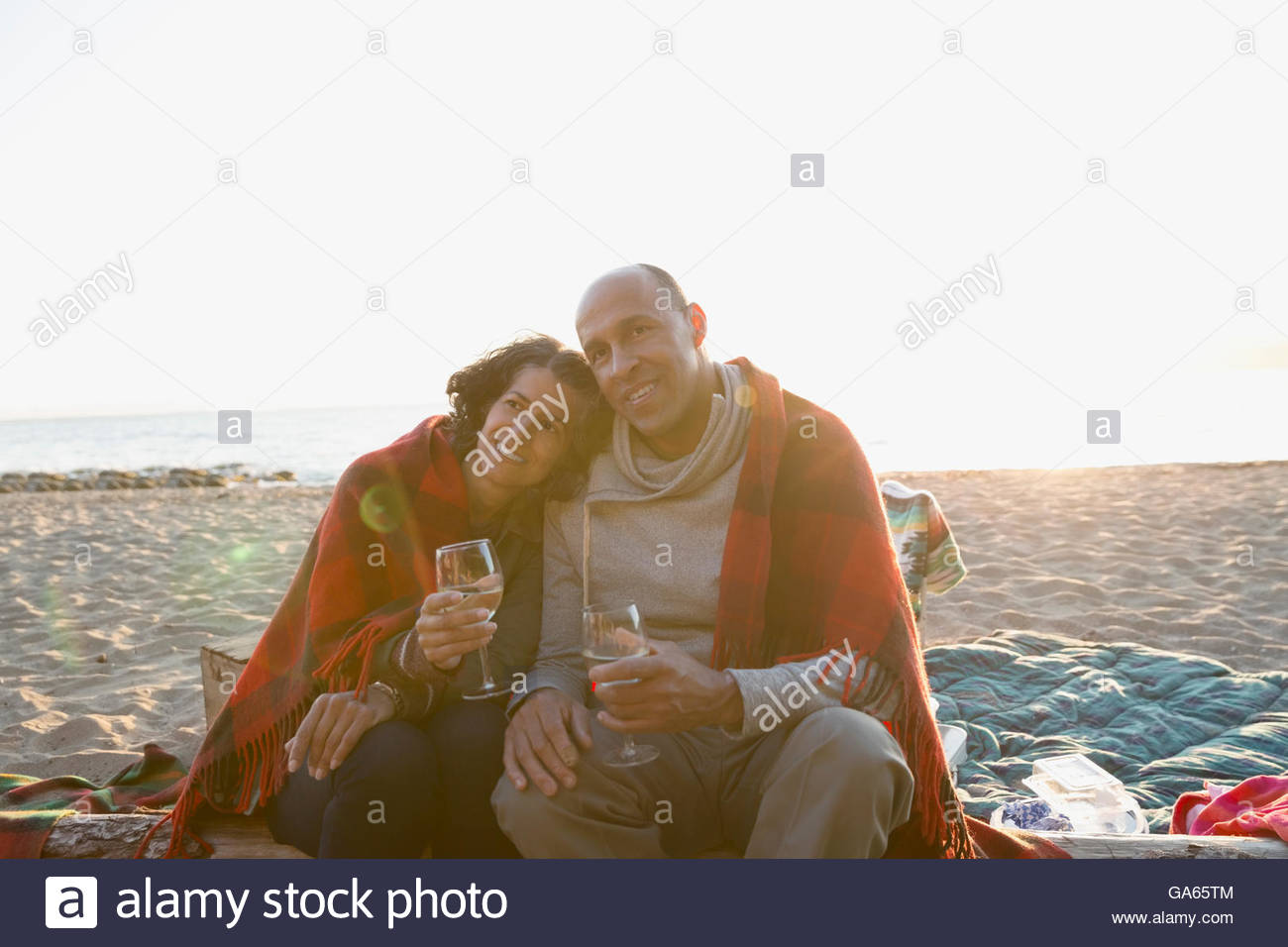 Couple drinking on beach sunset hi-res stock photography and images - Alamy