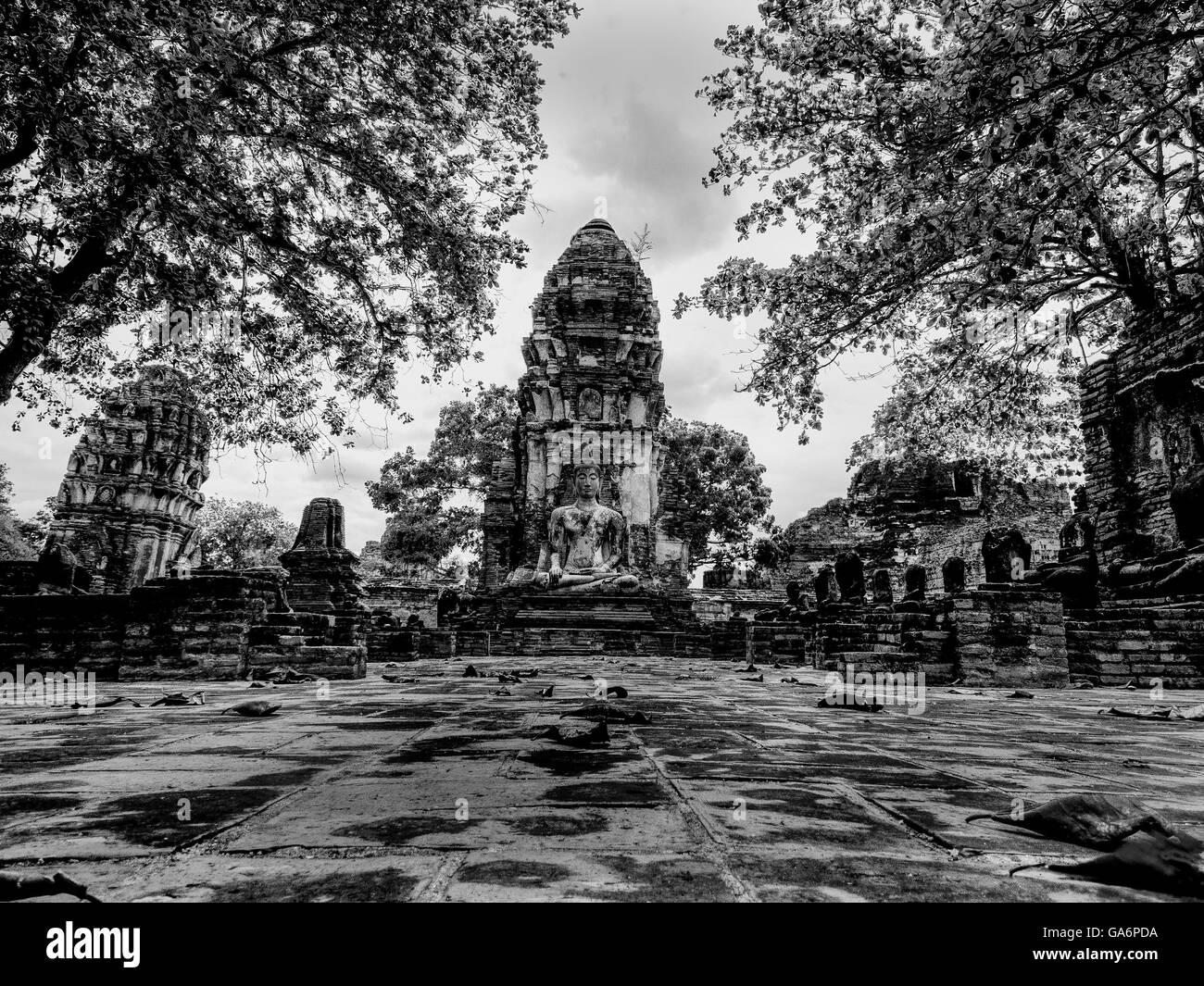 Temple ruins at Wat Mahathat ayutthaya thailand Stock Photo