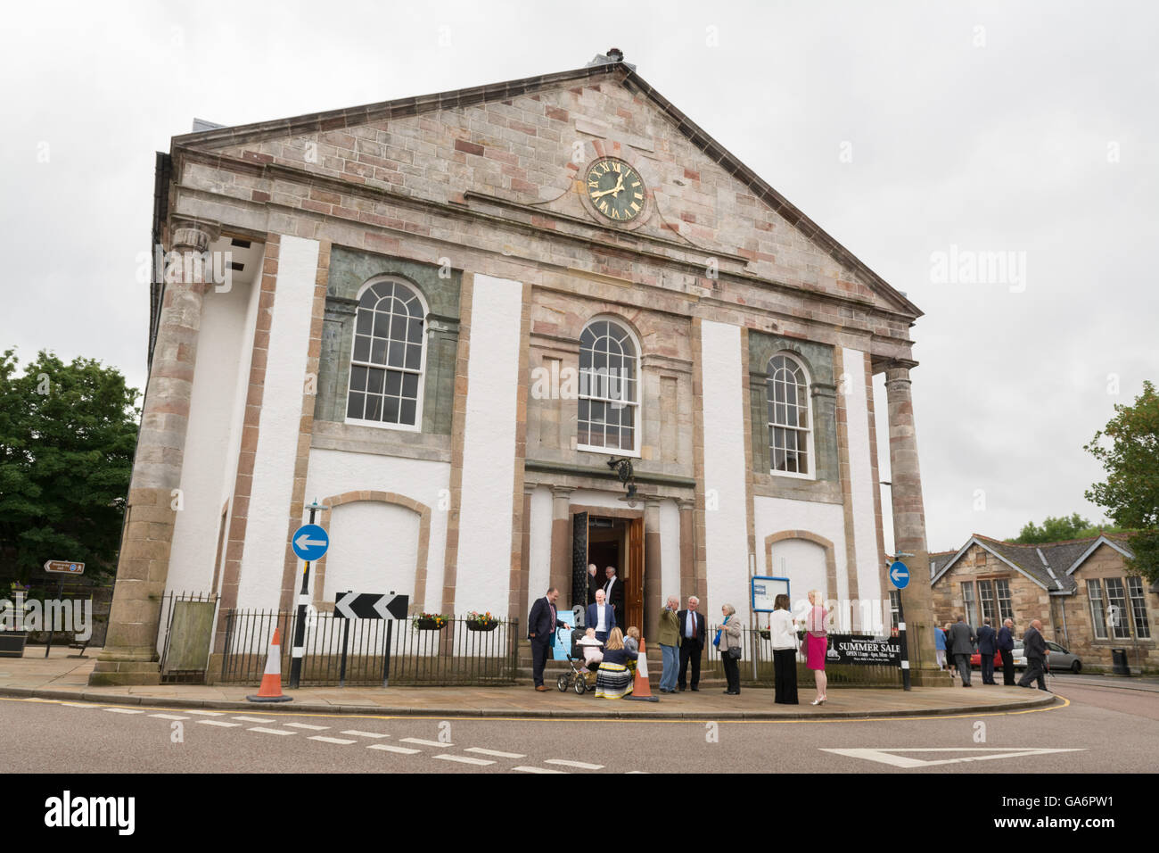 Church of Scotland - people standing outside Glenaray and Inveraray Parish Church, Inveraray, Scotland, UK Stock Photo