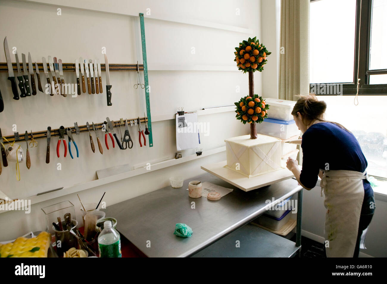 6 April 2006 - New York City, NY - Cake decorator, Emily Roediger works on a wedding cake topiary at Sylvia Weinstock Cakes. Stock Photo