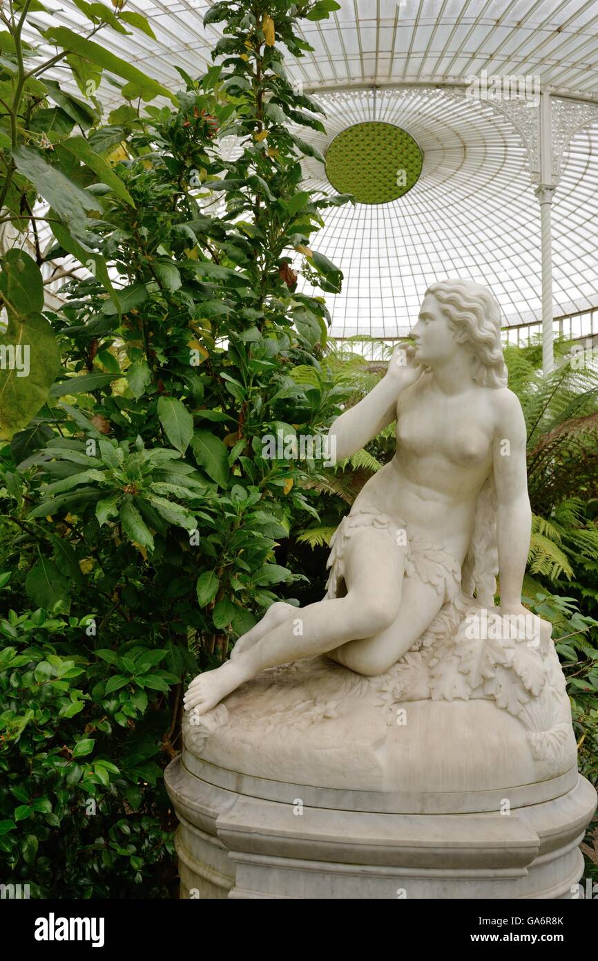 Sculpture, (Eve) (Scipio Todalini) in the Kibble Palace at the Botanic Gardens in Glasgow, Scotland, UK Stock Photo