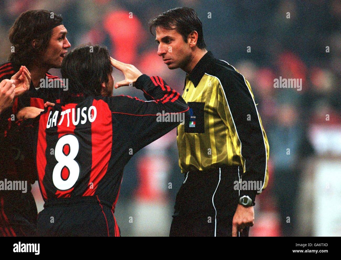 AC Milan's Paolo Maldini (l) and Gennaro Gattuso (c) argue with Referee,  Gianluca Paparesta (r) after he awarded a penalty to Juventus Stock Photo -  Alamy