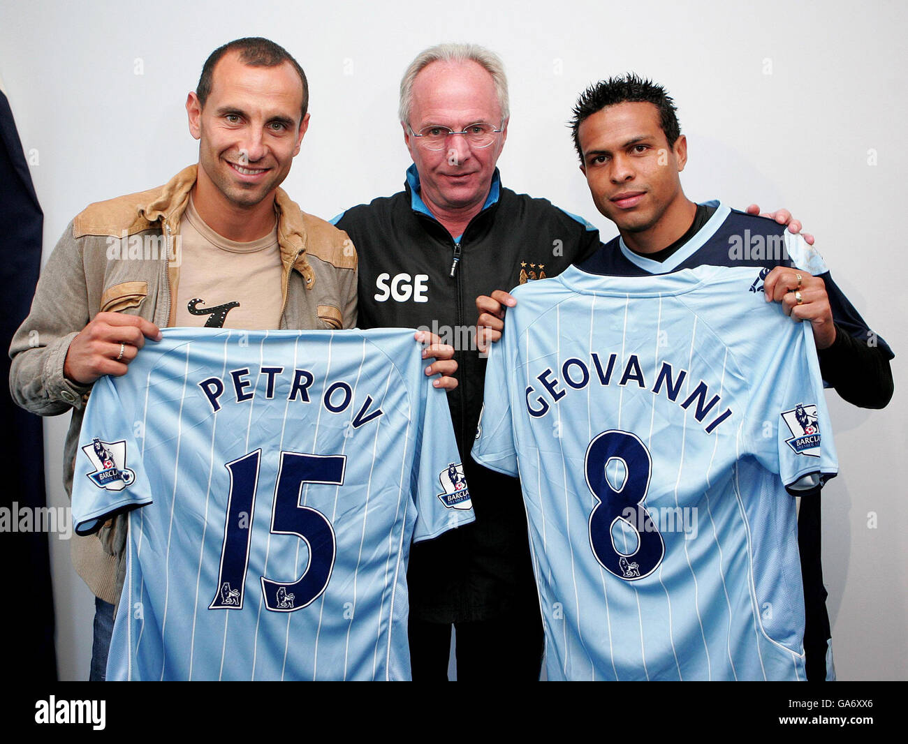 Manchester City manager Sven Goran Eriksson (centre) with new signings Martin Petrov and Geovanni at thier training ground in Carrington, Manchester. Stock Photo