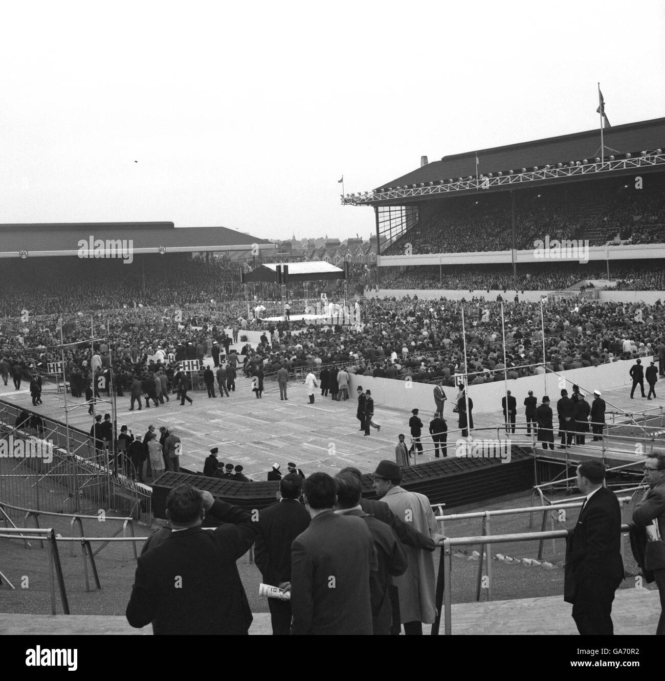 The scene is set for the fight of the century, the ring is ready, the crowds are there, all agog for the start of the world heavyweight championship between Muhammad Ali (Cassius Clay) and Henry Cooper at the Arsenal Stadium in Highbury. Stock Photo