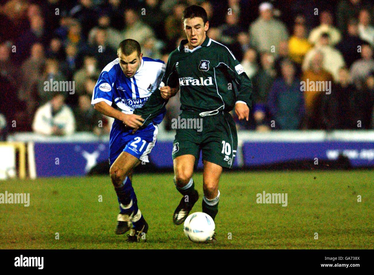 Soccer - AXA FA Cup - Second Round - Replay - Bristol Rovers v Plymouth Argyle. Plymouth Argyle's Ian Stonebridge (r) holds off the challenge of Bristol Rovers' Lewis Hogg Stock Photo