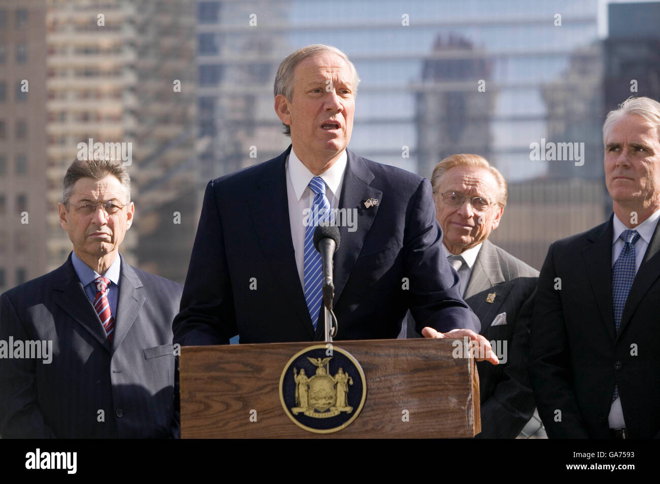 27 April 2006, New York City - New York State governor George Pataki (C ...