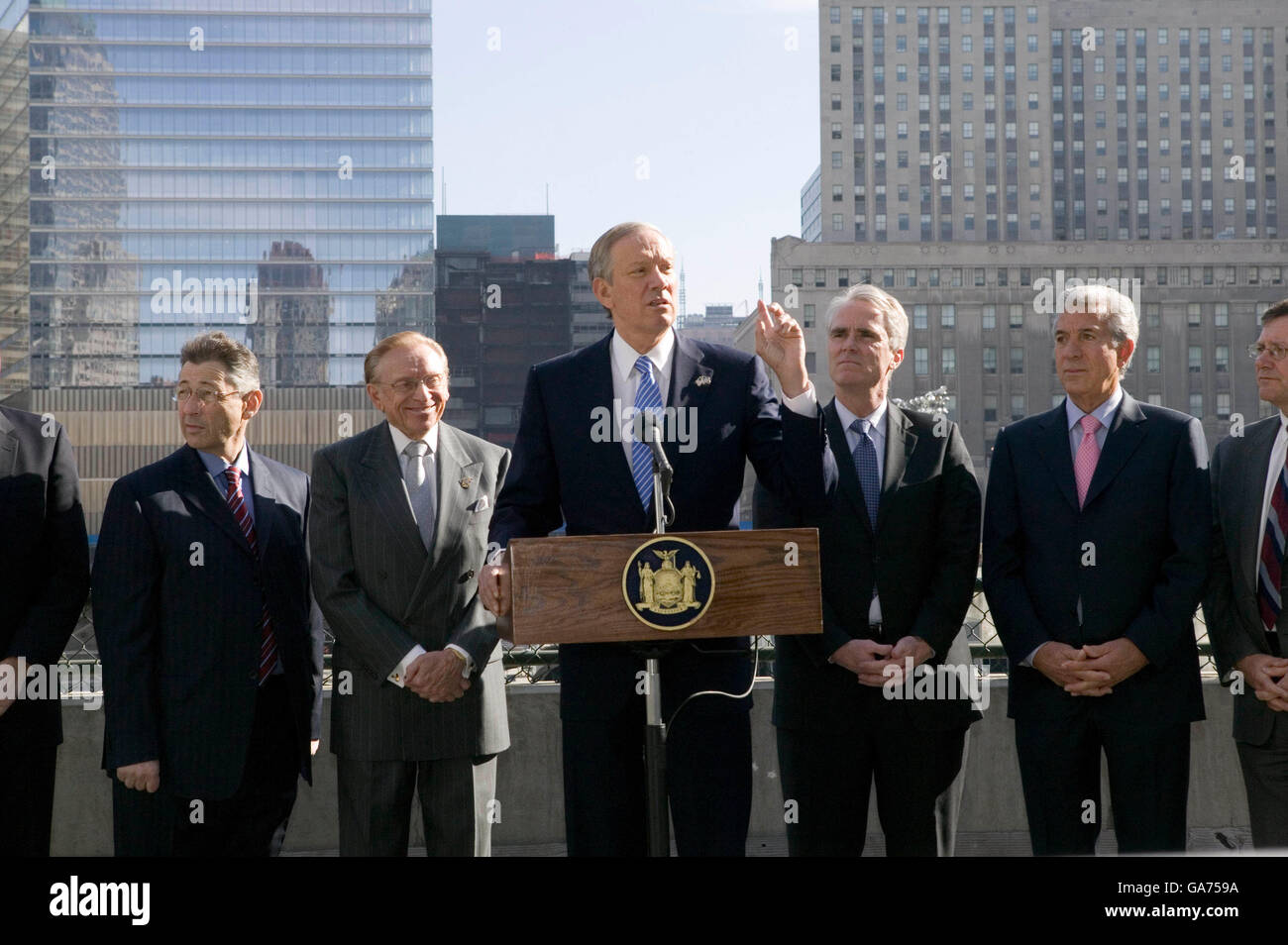 27 April 2006, New York City - New York State governor George Pataki (C ...