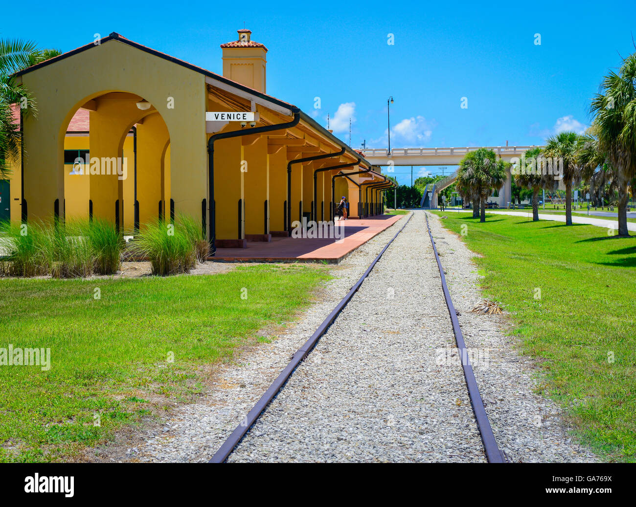Railroad tracks with greenery hires stock photography and images Alamy