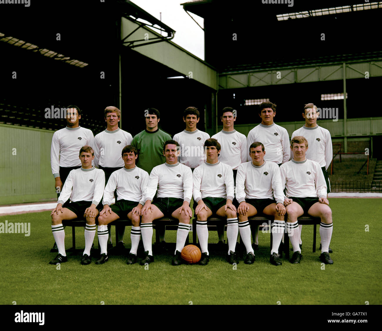 Derby County Football Squad. Back Row: f. Wignall, A. Durban, L. Green, R. Webster, J. Robson, Roy McFarland, J. Walker Front Row: R. Brooks, W. Carlin, Dave Mckay, K. Hector, J. O'Hare, H. Hinton Stock Photo