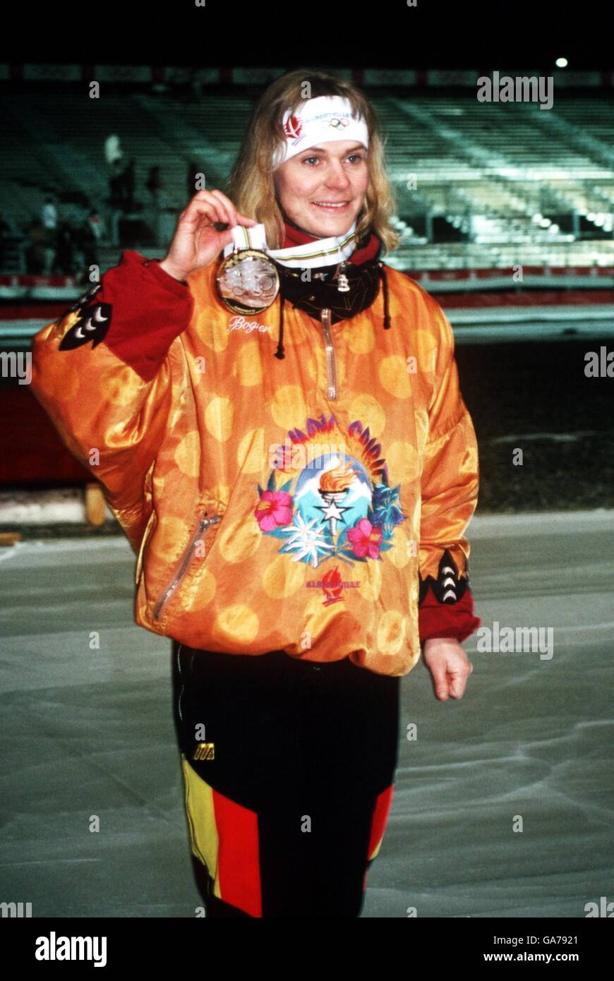 Gunda Niemann, Germany, shows off her Gold Medal for winning the Speed Skating Stock Photo