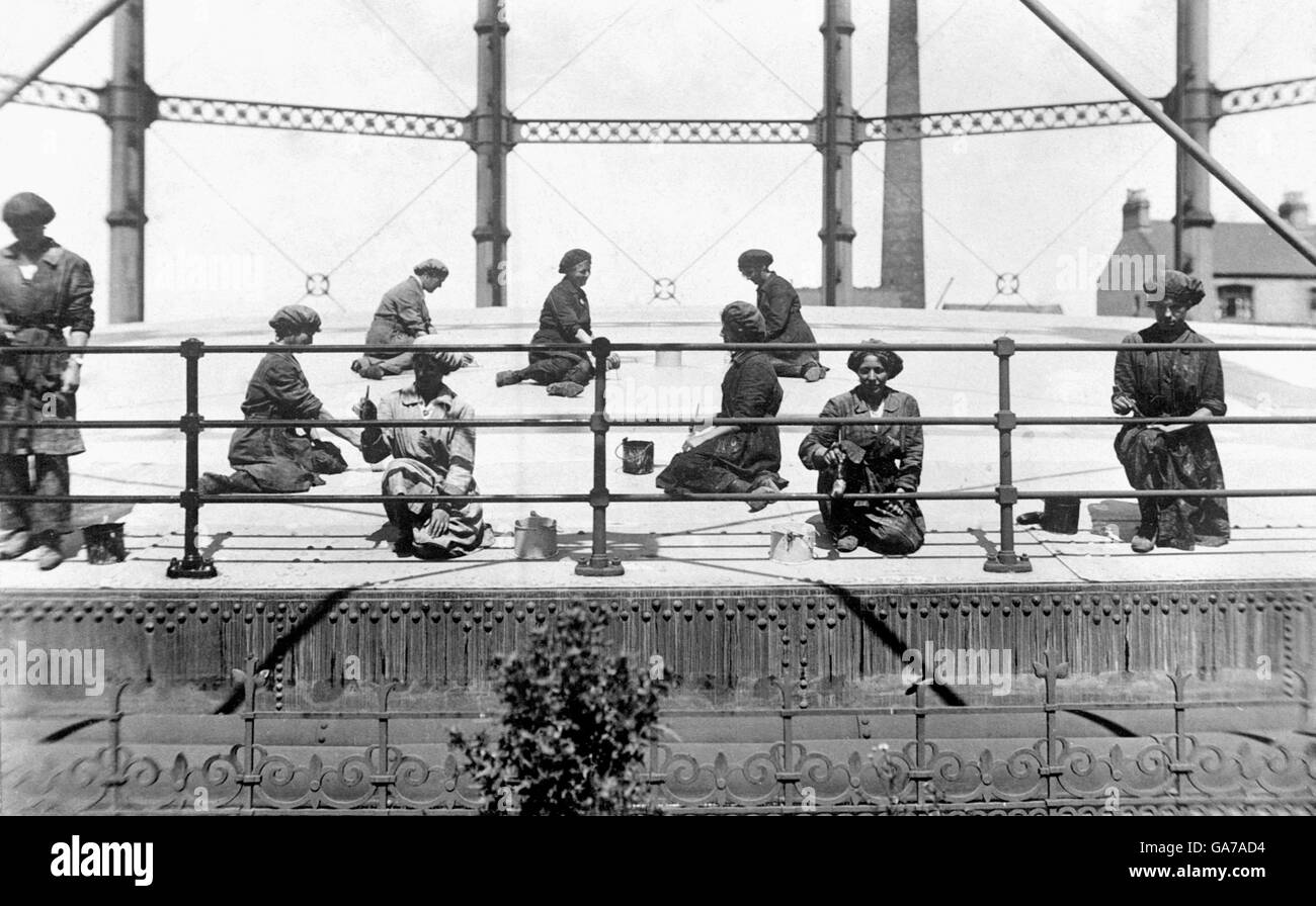 Women paint the Gasometer at Cambridge Gas Works. Many women assumed the work of men as they were away fighting during the Great War. Stock Photo
