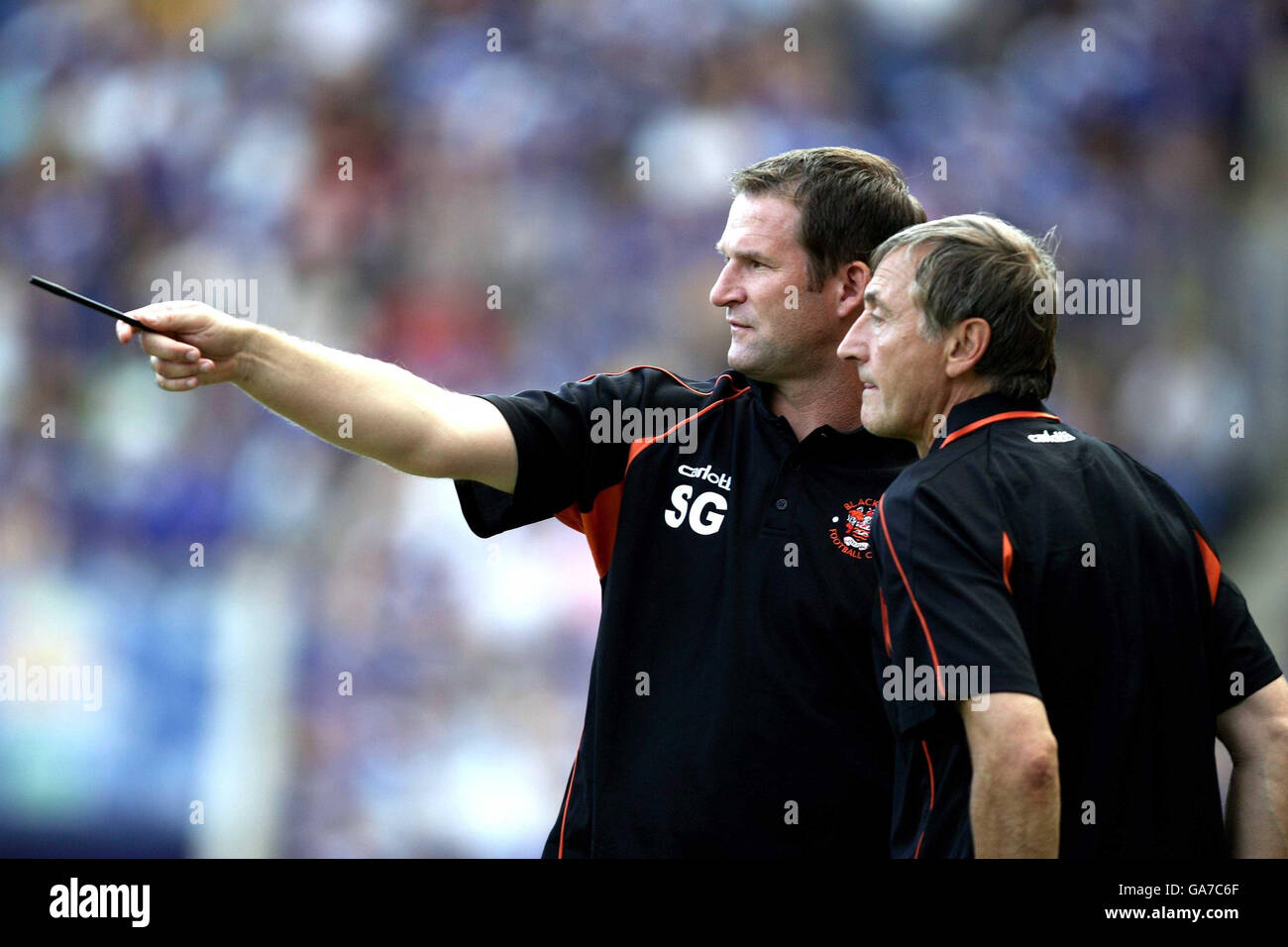 Blackpool's Simon Grayson and Tony Parkes talk tactics to each other during the Coca-Cola Football League Championship match at The Walkers Stadium, Leicester. Stock Photo