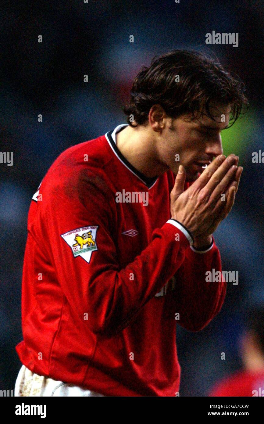 Manchester United's Ruud Van Nistelrooy celebrates with winning goalscorer  Diego Forlan Stock Photo - Alamy