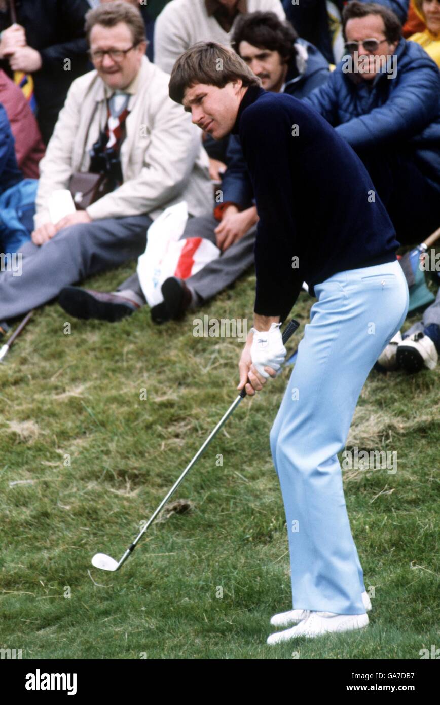 Golf - The Open Championship - Royal Troon. Nick Faldo chips from just off the green Stock Photo