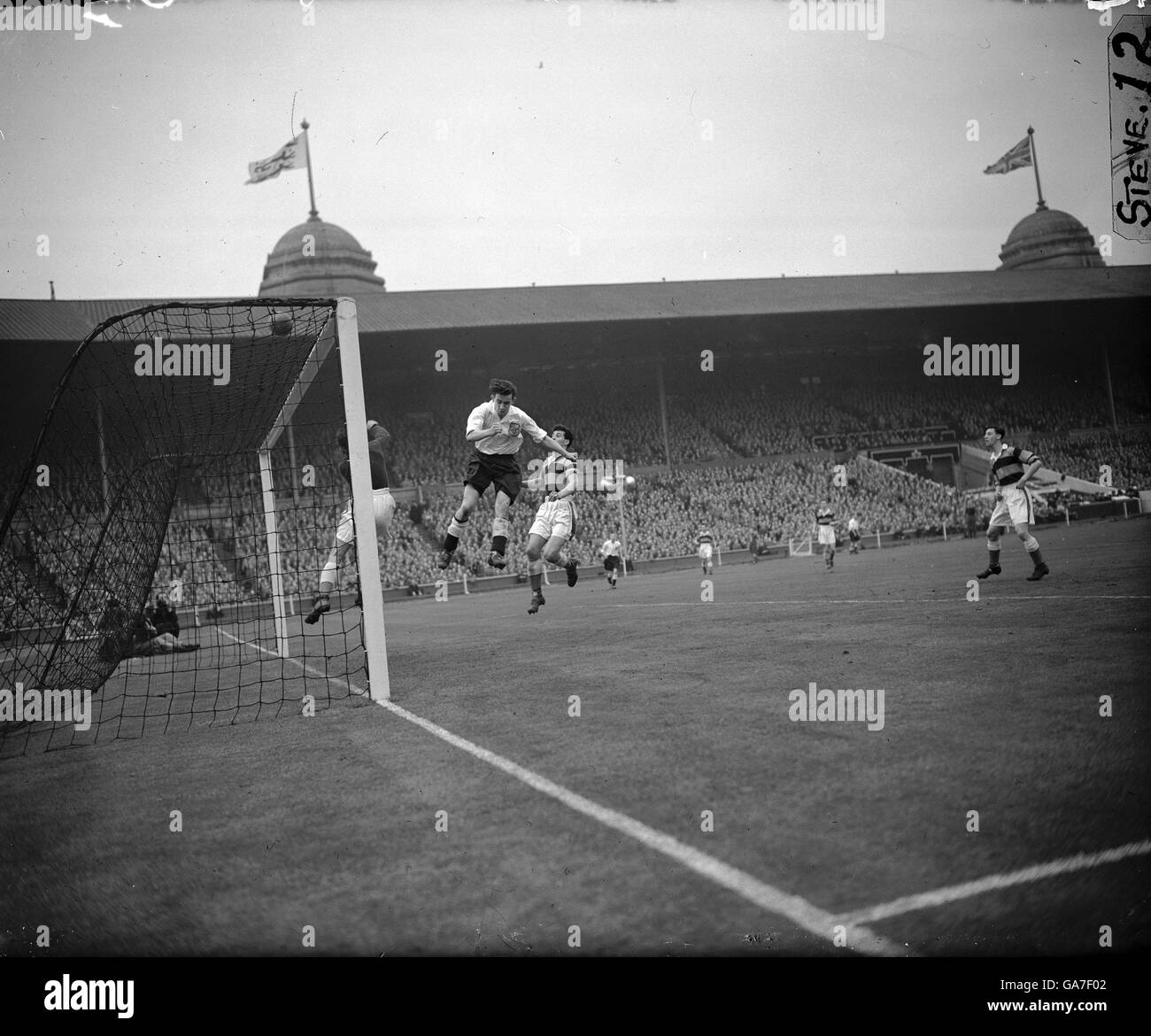 Amateur Cup Soccer Classic - Walthamstow v Leyton - Wembley. Walthamstow goalkeeper Stan Gerula in action Stock Photo