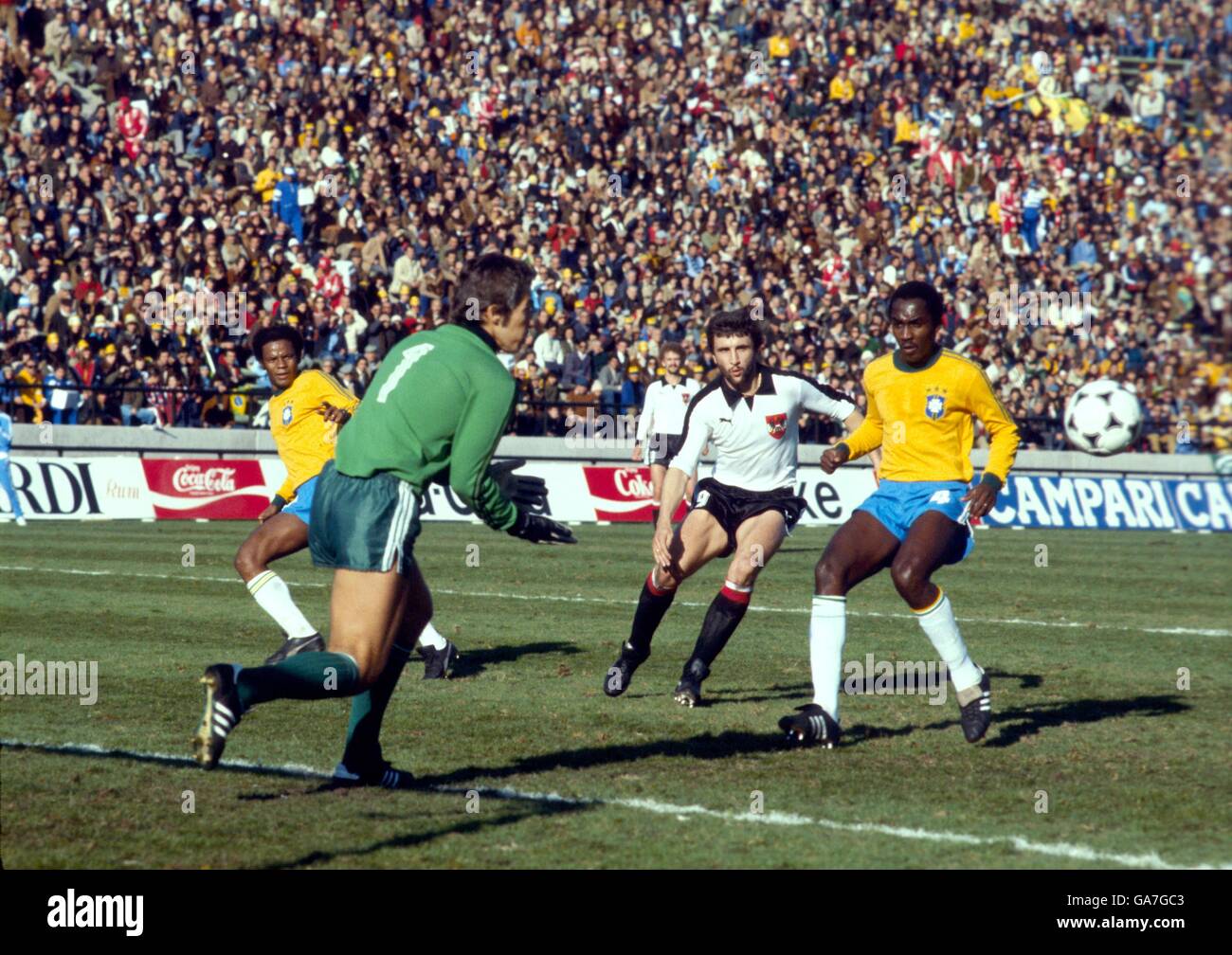 Soccer - World Cup Argentina 78 - Group Three - Austria V Brazil. Brazil'S  Amaral (R) Watches As Goalkeeper Leao (L) Comes Out To Claim The Ball From  Austria'S Hans Krankl (C Stock Photo - Alamy