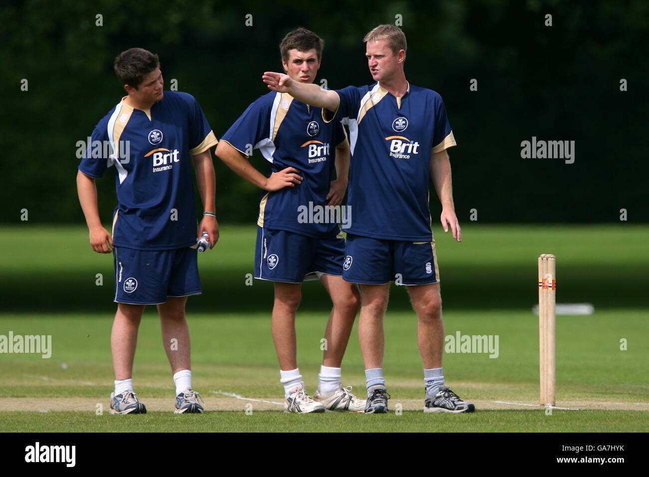 Surrey Academy coach Gareth Townsend talks to Thomas Winslade and captain Thomas Lancefield Stock Photo