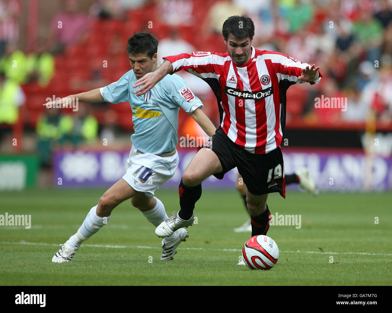 Colchester United's Kemal Izzet (left) and Sheffield United's Keith Gillespie battle for the ball during the Coca-Cola Football League Championship match at Bramall Lane, Sheffield. Stock Photo