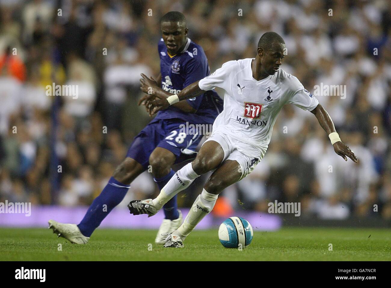 Soccer - Barclays Premier League - Tottenham Hotspur v Everton - White Hart Lane. Everton's Victor Anichebe and Tottenham Hotspur's Didier Zokora battle for the ball Stock Photo