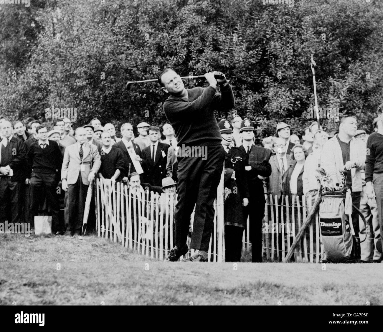 Golf - Piccadilly World Match Play Championship - Wentworth. Billy Casper tees off at the 17th Stock Photo