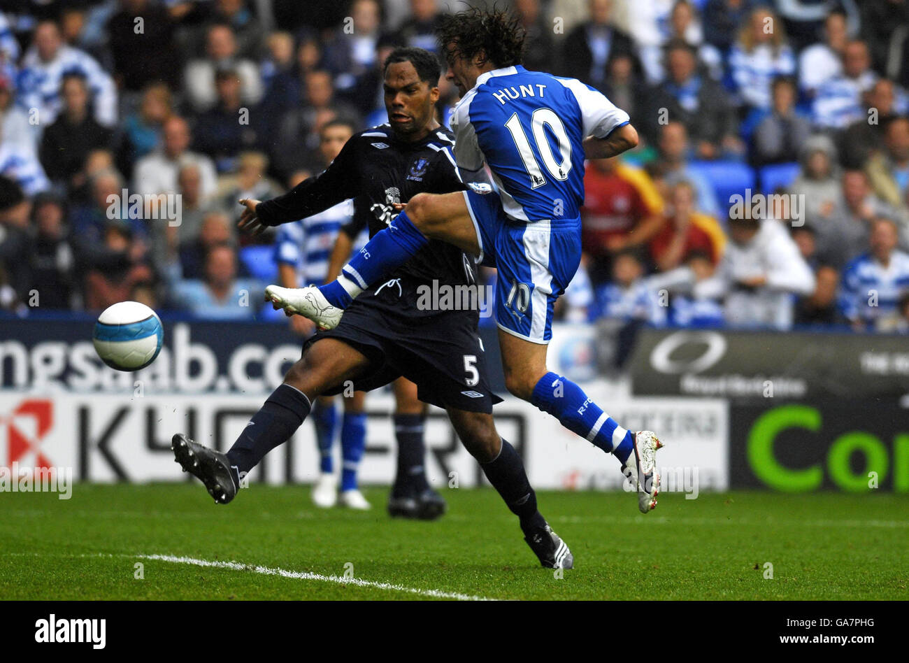 Reading's Stephen Hunt scores against Everton during the Barclays Premier League match at the Madejski Stadium, Reading. Stock Photo