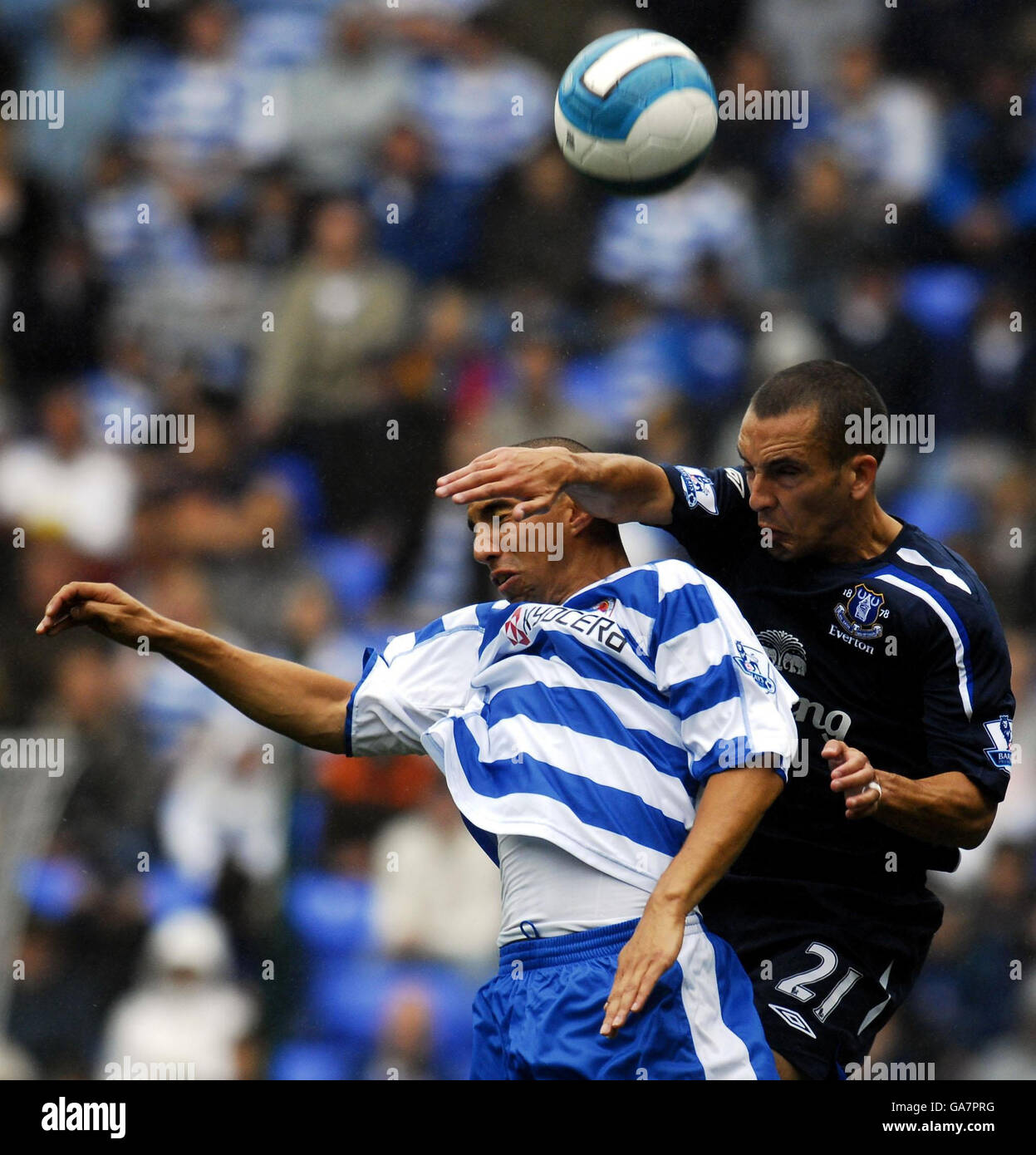 Soccer - Barclays Premier League - Reading v Everton - Madejski Stadium. Reading's James Harper (left) in action with Everton's Leon Osman during the Barclays Premier League match at the Madejski Stadium, Reading. Stock Photo