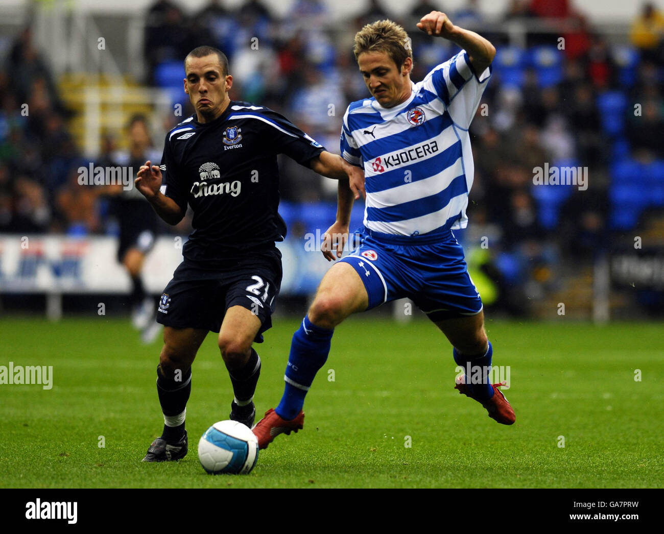 Soccer - Barclays Premier League - Reading v Everton - Madejski Stadium. Everton's Leon Osman (left) and Reading's Kevin Doyle in action during the Barclays Premier League match at the Madejski Stadium, Reading. Stock Photo