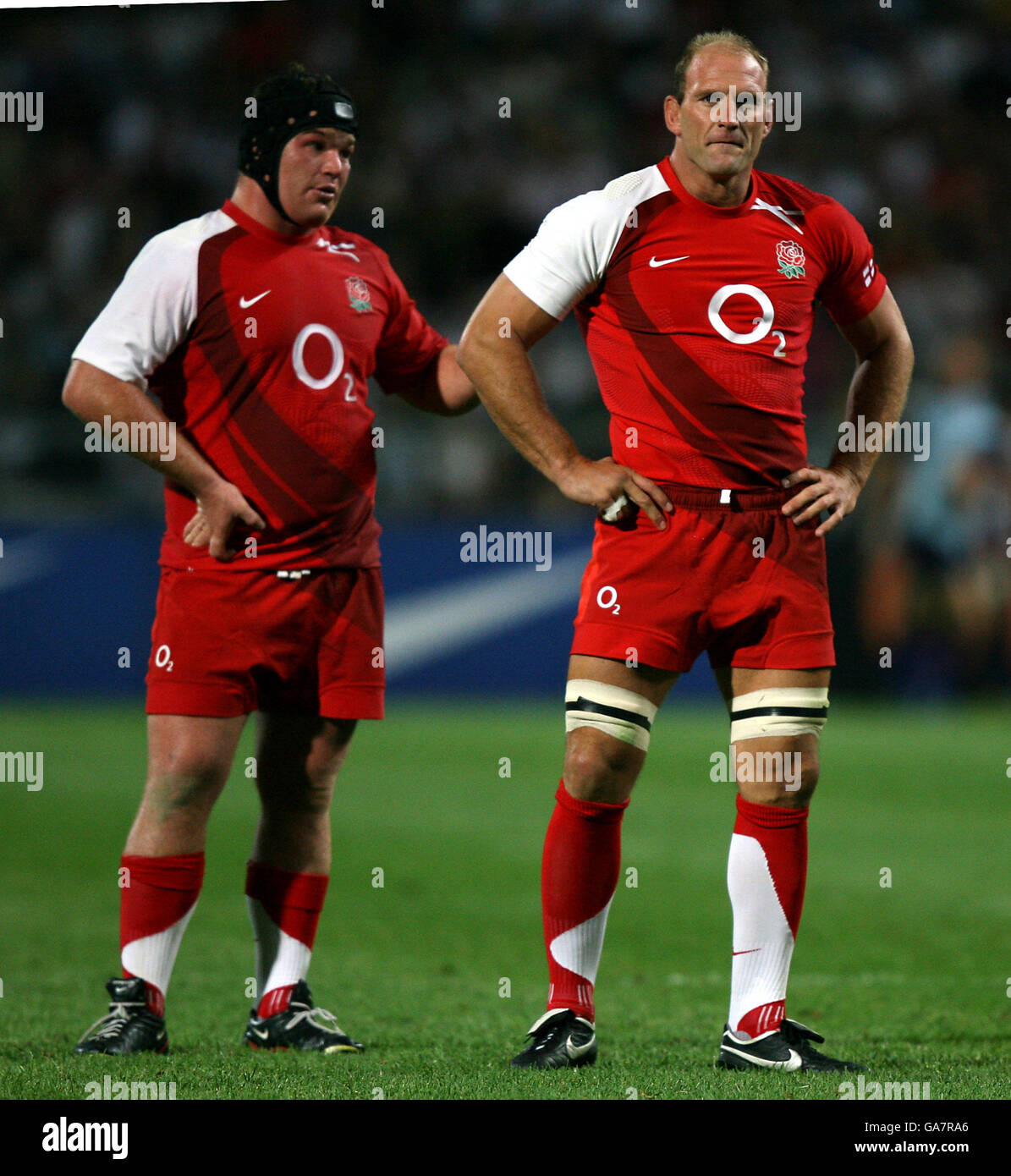Rugby Union - International Friendly - France v England - Stade Velodrome. England's Lawrence Dallaglio and Matt Stevens stand dejected Stock Photo