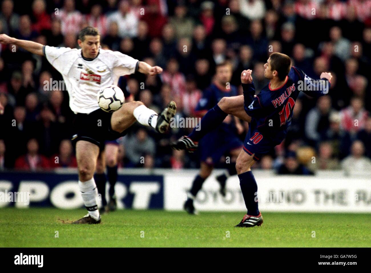 Derby County's Robert Lee and Sunderland's Kevin Phillips battle for the ball Stock Photo