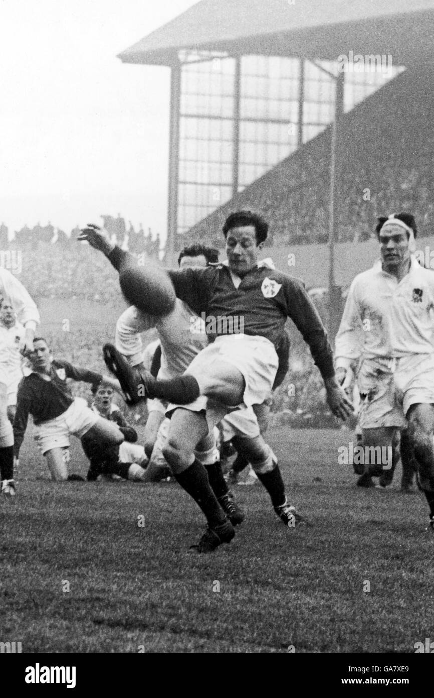 Rugby Union - Five Nations Championship - Ireland v England. Ireland's Jack Kyle kicks to touch Stock Photo