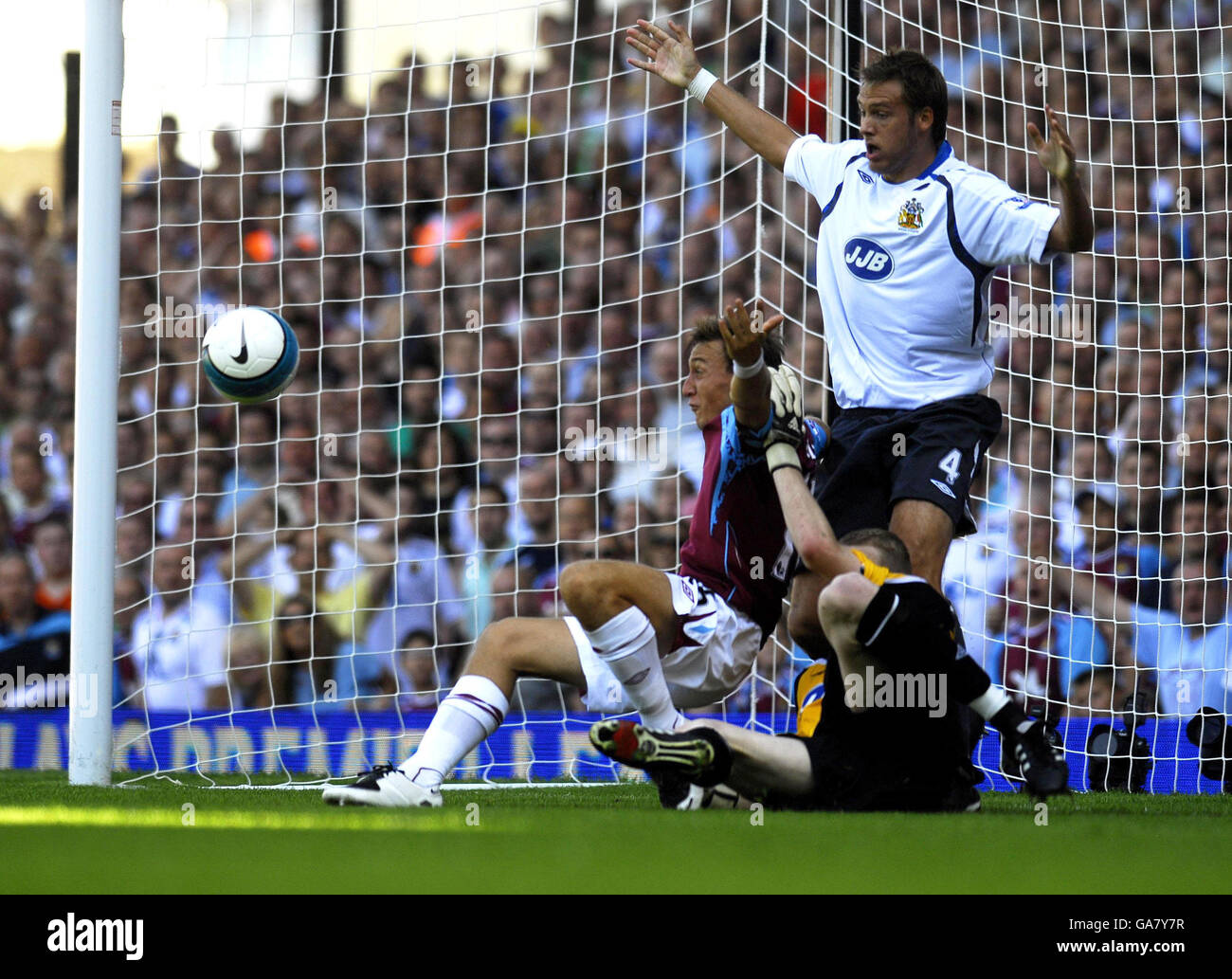 Soccer - Barclays Premier League - West Ham United v Wigan Athletic - Upton Park. West Ham's Mark Noble (left) is brought down by Wigan keeper Chris Kirkland during the Barclays Premier League match at Upton Park, London. Stock Photo