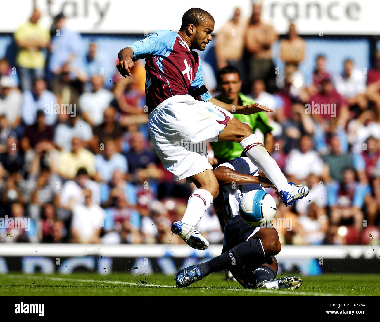 Soccer - Barclays Premier League - West Ham United v Wigan Athletic - Upton Park Stock Photo