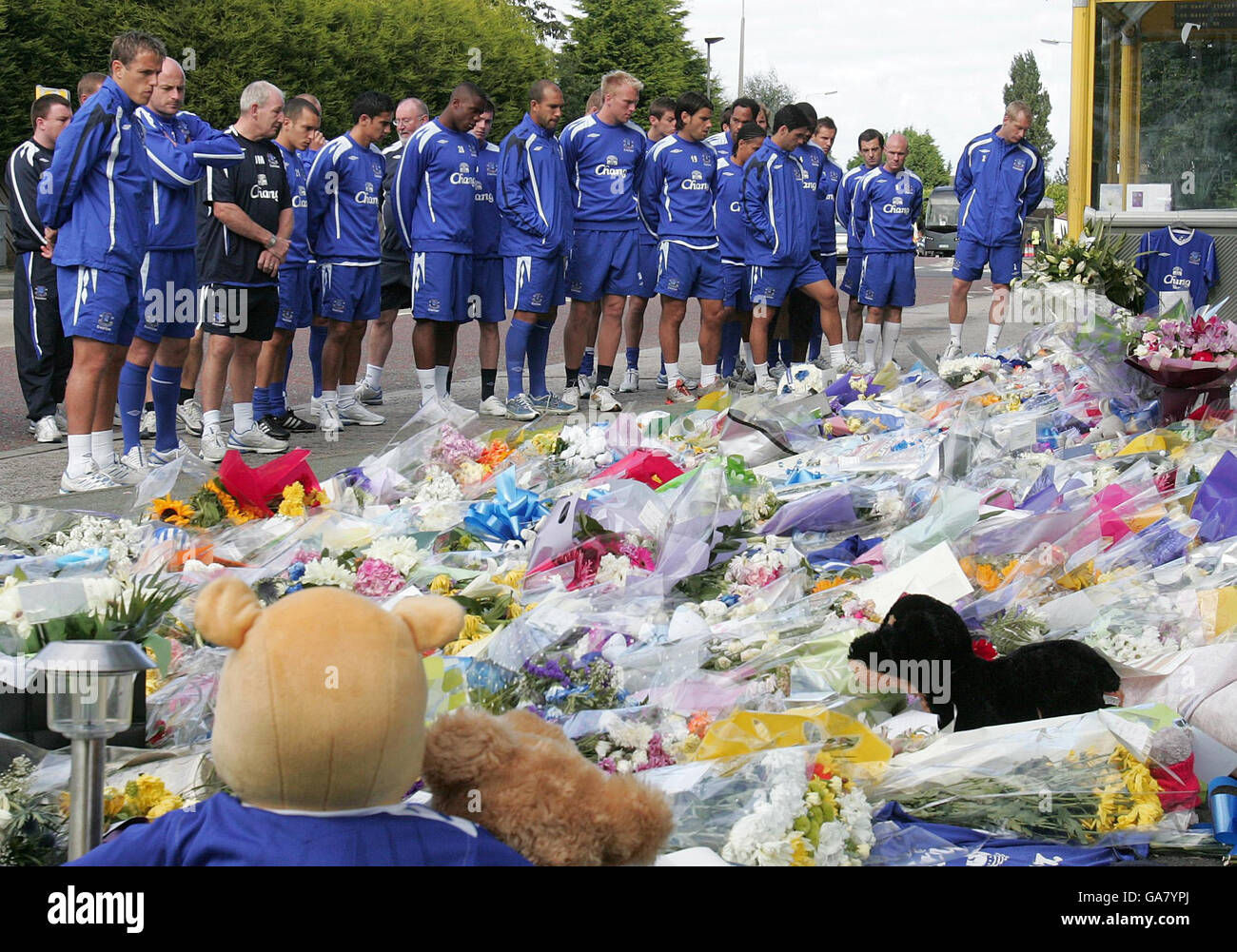 Boy shot in Liverpool. The Everton football team lead by club captain Phil Neville (left) read tributes to Rhys Jones. Stock Photo